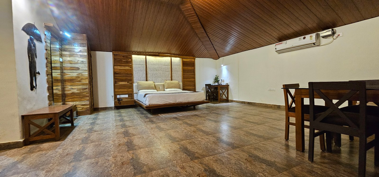 Suit Room Lounge